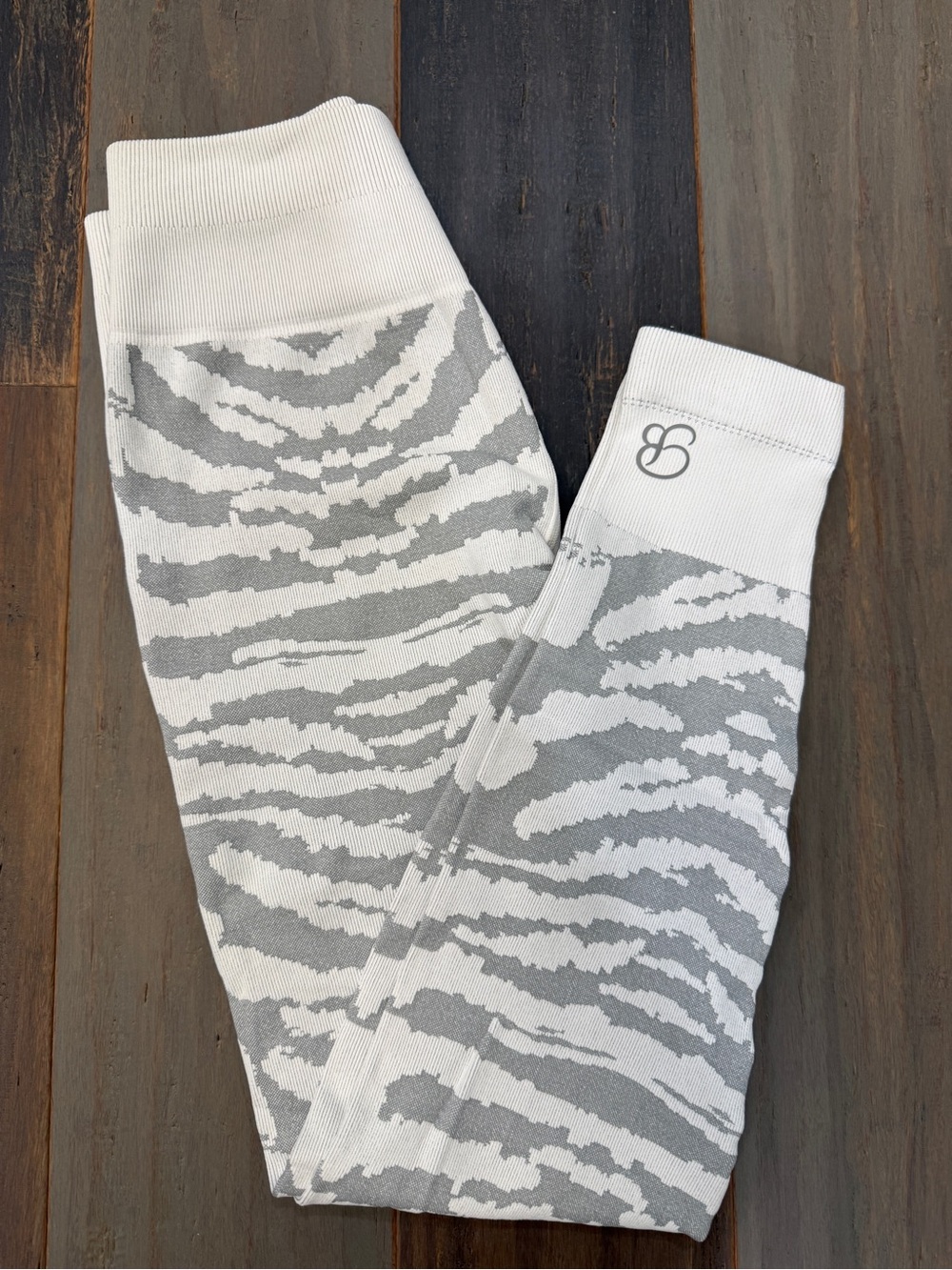 Bombshell Sportswear White Gray Zebra Seamless Leggings M/L